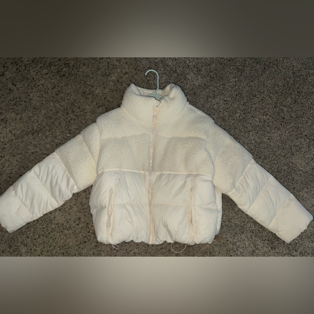 Cream Old Navy Puffer Jacket 🧥